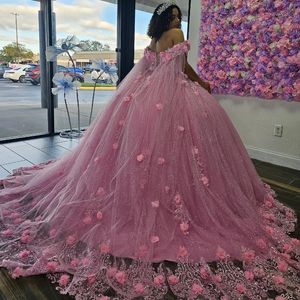 Roze baljurk quinceanera jurk 3DFlower applique kralen liefje tule prinses met cape vestido de xv anos brithday feestjurk
