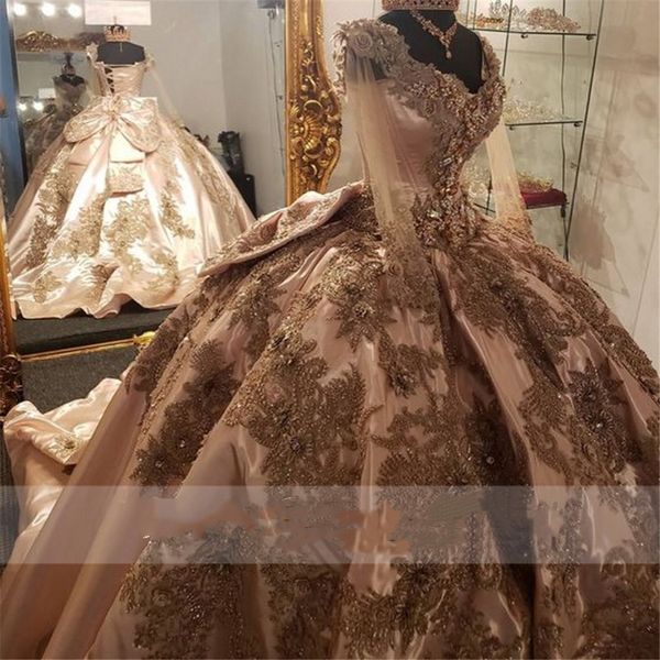 Con cuentas rosadas 2021 Vestidos de quinceañera Apliques de encaje dorado Vestido dulce 16 Vestidos de manga larga con cuello en V Vestidos de 15 años