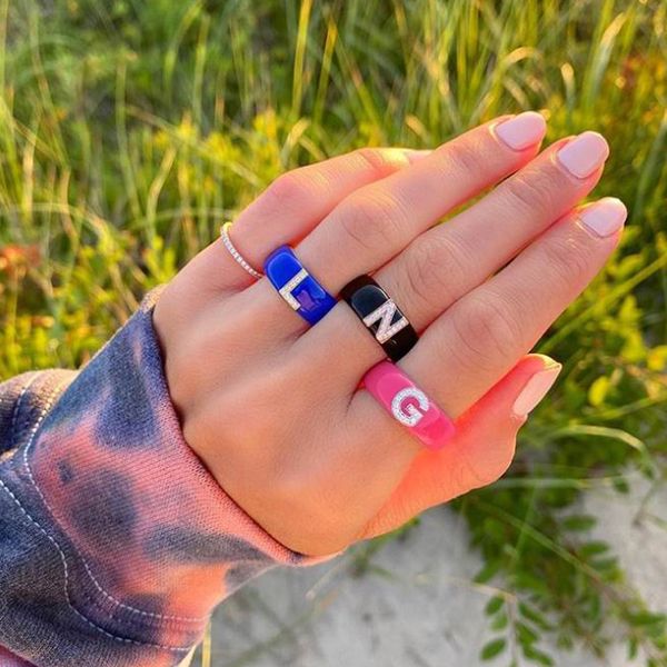 Bague en émail rose et bleu pour femmes, 26 lettres de l'alphabet, nom personnalisé, doigt complet, bijoux à la mode