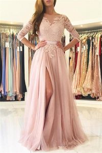Roze goedkope blush bruidsmeisje jurken illusie kanten appliques tule split sashes open terug lange bruiloft gasten japon jurken