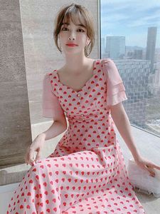 Roze chiffon hart patroon zomer v-hals flare mouw afdrukken midi jurk hoge taille casual vakantie een lijn jurk 210514