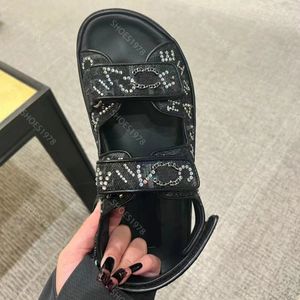 Ontwerpers Sandalen Klassiekers Schoenen Mode Strass Parel Kettinggesp Echt leer Haaklus Dames Designer Schoen Denim Platte hak Dames Casual Sandaal 34-43