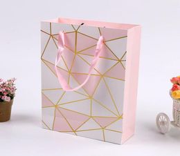 Roze kleur papieren geschenkzakje met handvat Valentijnsdag Bruiloft Verjaardagsfeest Verpakkingszakken3702582