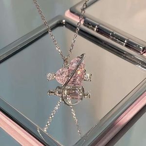 Roze diamanten Love Planet ketting met vrouwelijk minderheidsontwerp