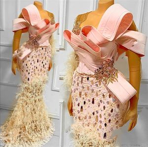 Vestido de graduación de color rosa de encaje elegante para chicas negras vestidos de fiesta de cumpleaños con cuentas plumas de la noche de la noche. Mermaides es