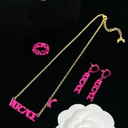 Collier de chaîne pendentif lettres en émail rose pour femmes signataire bijoux boucle d'oreille fille meilleurs cadeaux de mariage pour les fêtes or de glacé chaînes en laiton