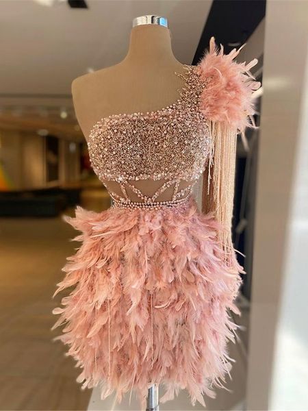 Pink Feathers Beading Cocktail Dresses Mini Short Prom Dress para niñas Un hombro Sparkle Tassels Vestidos de noche