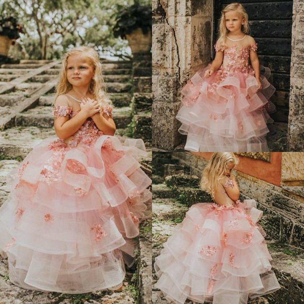 Robes de demoiselle d'honneur rose pour le mariage Jewel Neck Lace 3D Floral Appliqued A Line Puffy Girls Pageant Dress Jupes à plusieurs niveaux Manches courtes