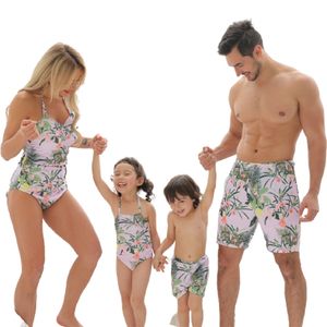 Roze Flowerswimsuits Familie Bijpassende Outfits Moeder Dochter Bikini Badmode Mama En Me Jurken Kleding Look Pater Son Shorts 210417