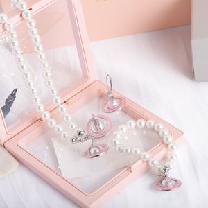 Ensembles de bijoux roses Boucles d'oreilles Bracelet Chaîne de perles Collier Designer Amant Collier Charm Bracelet Lettre Boucles d'oreilles pour femme Cadeau Fourniture