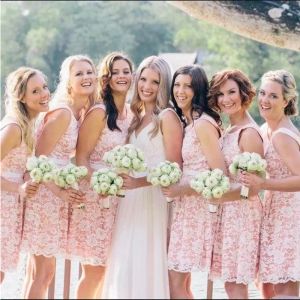 Roze kanten bruidsmeisje jurken kort een lijn boven knie lengte op maat gemaakte plus size schep schep nek mouwloos landmeisje jurk vestidos