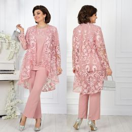 Costumes de pantalons de mères en dentelle rose avec une veste à manches longues plus taille robe invitée de mariage bateau couche de robes de mariée