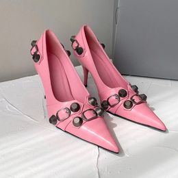 Roze lamsvacht Pumps schoenen stud gesp verfraaid Slip-on spitse neus stiletto modeshow Avondschoenen luxe ontwerpers schoen voor dames fabrieksschoeisel