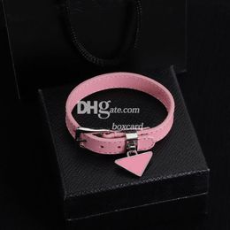 Pulseras de cuero rosa, brazaletes triangulares, pulseras chapadas con letras elegantes con sello, accesorios de joyería