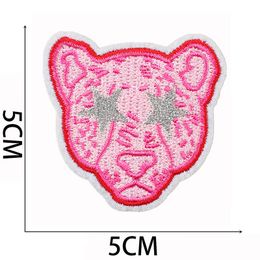 Roze letter Cheetah geborduurde patches vrouwen kleding voor decoreren sticker regenboog geborduurde vlinder strijkende flitspatches