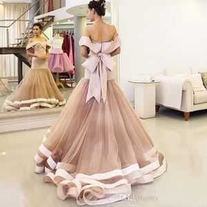 Robes de bal sirène rose princesse sexy sur l'épaule brillant grand arc avec jupe à volants fabriquée en robes de soirée en satin sur mesure