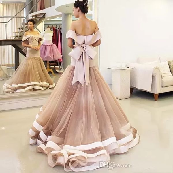 Robes de bal sirène rose princesse sexy sur l'épaule brillant grand arc avec jupe à volants fabriquée en robes de soirée en satin sur mesure