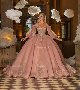 Roze Mexicaanse Quinceanera -jurken Baljurk lange mouwen Lange mouwen Sparkly Appliques kralen gezwollen charro Sweet 16 jurken 15 anos