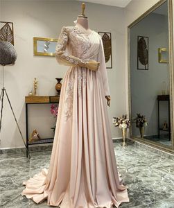 Roze moslimavondjurken Luxe kralen met lange mouwen Luxe kralen Bloemen Lace Prom Gelegenheid jurk met mouwen Satin Vestidos de Gala