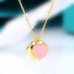 Collier rose accessoires de créateurs en gros en forme de coeur en acier inoxydable double coeur bijoux de Noël dames de luxe femmes pendentif boîte de diamant esprit