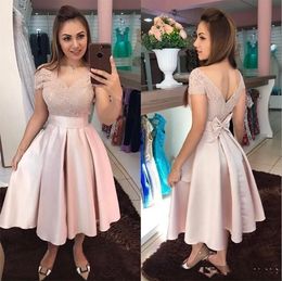 Roze uit schouder Homecoming V Neck Knot Knot Lace Ploes Korte mouwen Formele prom feestjurk Zoet 16 staartjurken Es