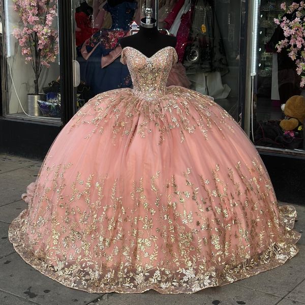 Rose princesse gonflée Quinceanera robes épaules dénudées or appliques perles tulle à lacets Corset cathédrale Train vestido de 15 anos