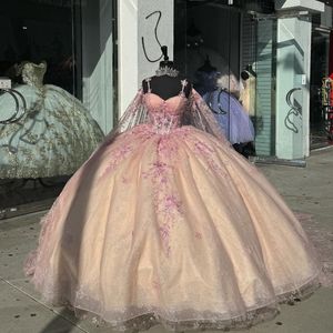 Rosa Prinzessin Schatz-Ballkleid Quinceanera-Kleid Perlenapplikationen Tüll mit Umhang Partykleider Vestidos de 15 Jahre