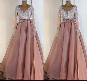 Roze prom stoffige jurken 2021 kristallen kristallen pailletten lange mouwen schep nek strik organza vloer lengte op maat gemaakte avondjurk vestidos