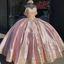Roze Quinceanera jurken met gouden kant applique elegant off the shoulder satijnen zoete 16 verjaardagsfeestje baljurk Custom Made EE