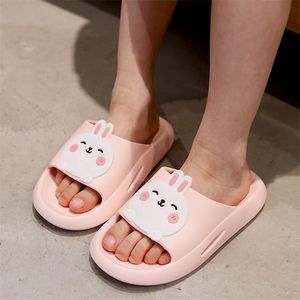 Pantoufles de dessin animé de lapin rose pour enfants, chaussures d'été à semelle souple, chaussures de salle de bain intérieures pour garçons et filles, antidérapantes, confortables pour la maison, bébé 220427