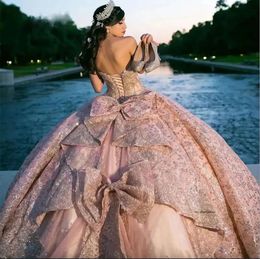 Roze glanzende baljurk Quinceanera -jurk 2024 TULLE Appliques Lace kralen buig uit schouder Zoet 15 16 jaar Verjaardagsfeestje formele jurken 0509
