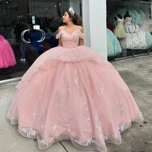 Robes de Quinceanera roses brillantes pour 15 ans, robe de bal Sexy, col en V, épaules dénudées, dentelle appliquée, robe longue de soirée en tulle pour filles