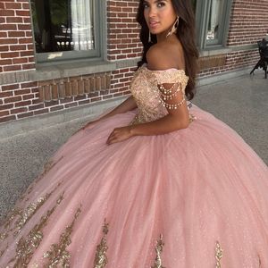 Robes de Quinceanera roses brillantes pour douces 15 ans, sexy, épaules dénudées, robe de bal bouffante, dentelle dorée, perles appliquées, robes de princesse