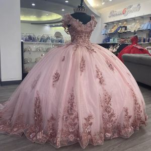 Rose Brillant Sexy Col En V Quinceanera Robes Robe De Bal Dentelle Perlée 3DFlower Off Épaule Sweet 16 Robe Robe De Soirée Robes De 15 Anos