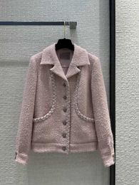 Veste à revers en laine douce rose, élégante et élégante, une pièce de luxe qui peut être sucrée ou salée comme un incontournable pour une dame célèbre