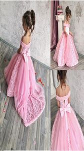 Roze tule bloemenmeisje jurk voor bruiloft gezwollen kinderen optochtjurken van de schouder Backless Custom Made Vestidos Long Train Bow LJ5787848