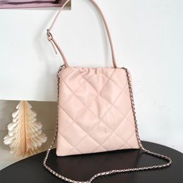 Rosa Diseño de moda vintage Timbre de cuero femenino Bolsas de basura de gran capacidad Bolso de hombro para mujer Hebilla ajustable Cadena de metal única Bolso para axilas Monederos 25 CM