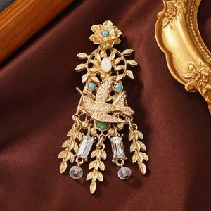 Pins Acquire Gold Color Llow Broches for Women Light Luxury Pendentif Gland tendance broche style ethnique unisexe bijoux de mode G230529