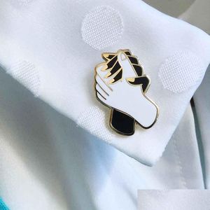 Broches broches 100pcs Les mains tiennent une broche serrée pour la dame en émail dur épingle à revers personnalisée cols de collier de collier