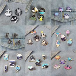 Pins Broches 2-5 stks/set Drop Shipping Spacewalk Emaille Pin Zon Maan Constellation Satelliet Astronaut Ijs Broches Revers badges Sieraden HKD230807