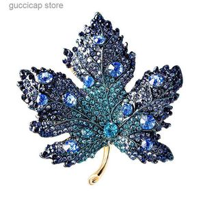 Pins Broches 2023 Nuevo Rhinestone azul Broches de hoja de arce para mujeres Diseño de lujo Vintage Casual Charm Metal Broche Pins Fiesta Regalo de boda Y240329