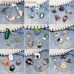 Pins Broches 4-5 stks/set Groene Boom Bud Broches Yin Yang Koi Vis Pins Emaille Ukelele Lel Pin Kat Ps Skeleton Grim Reer Badges JewelryL231117