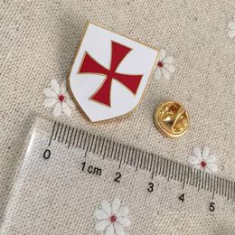 Pins broches 50 stcs Rode Kruis witte schildpennen en badges Masonic Mason Rapel Pin Christian Army Crusader Knights Templar Drop del Dhql5