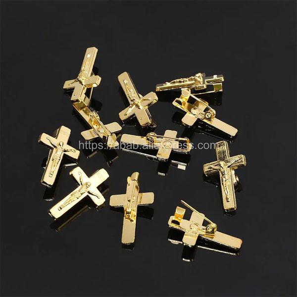 Spille Spille 5 pezziDistintivo in metallo con croce dorata su spilla con croce cristiana Gioielli 15 * 25mm 231208
