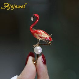 Pins Broschen Ajojewel Italien Emaille Brosche Flamingo Schmuck mit natürlichen Perlen Vogel für Frauen Männer Mode Geschenk 2023 230621