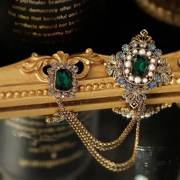 Broches broches Style britannique baroque broche émeraude gland chaîne collier de perles chemise broche accessoires pour femmes 231118