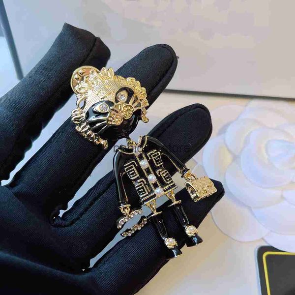 Broches Broches Marque Figure Timbre Broche Plaqué Or 18K Bijoux Broches Broches Drôle Desinger Femmes Hommes Vintage Broches amoureux Robe De Fête De Mariage T230301