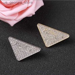 Broches Broches Marque P-Métal Triangle Lettre Broche Femmes Hommes Lettres Broches Costume Épinglette Bijoux De Mode Y240327