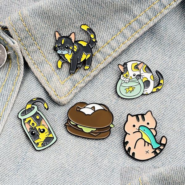 Alfileres Broches Broche de esmalte de dibujos animados Pin Un gato con pez en la boca Insignia de cloisonné animal Manuafacture Broches de moda Joyería W Dhzj4