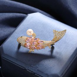 Broches Broches Tapis exquis classique tout en cristal perle Broche exquise design haut de gamme à la mode et élégant pour femmes insigne de manteau G220523